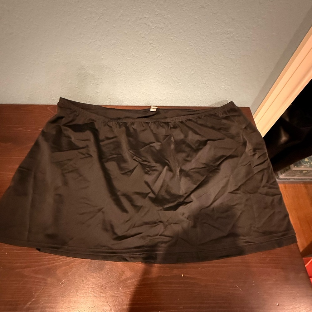 Cacique swim skirt, black.